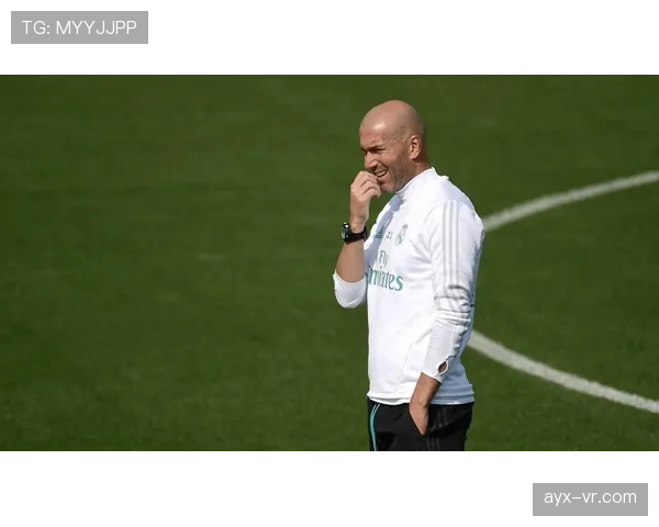 齐达内战术革新引领现代足球变革,彰显球场指挥官的哲学智慧与创新风潮 齐达内战术革新引领现代足球变革,彰显球场指挥官的哲学智慧与创新风潮