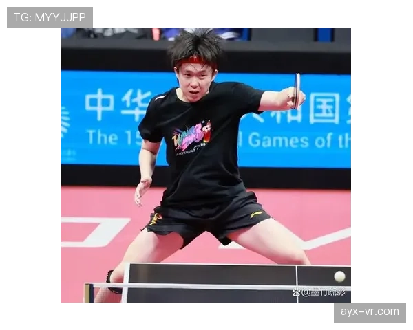 王楚钦训练完直接拎包去秀场，这反差谁懂