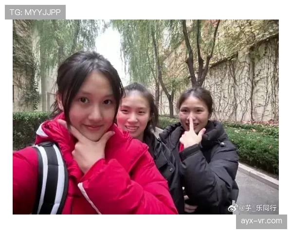 陈芋汐训练完偷偷吃冰淇淋被拍，这自律和馋嘴的反差谁懂啊